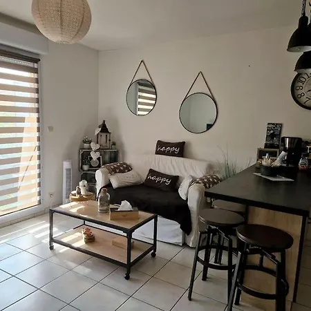 Chaleureux Le Petit Dejeuner Compris Апартаменты *